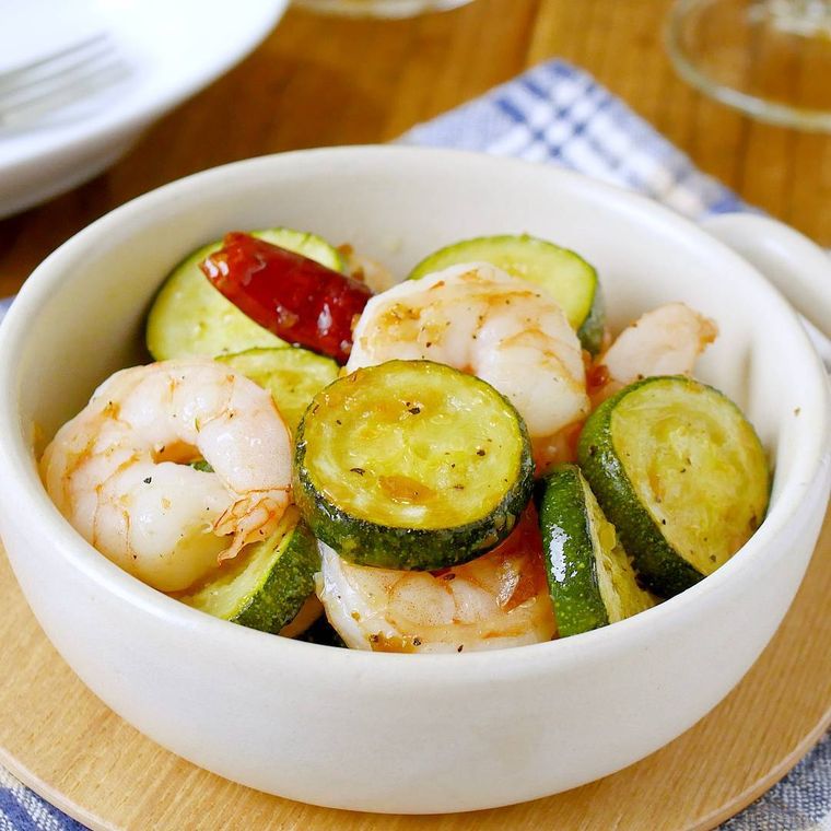 白い器に入った、えびとズッキーニのアヒージョ風炒め