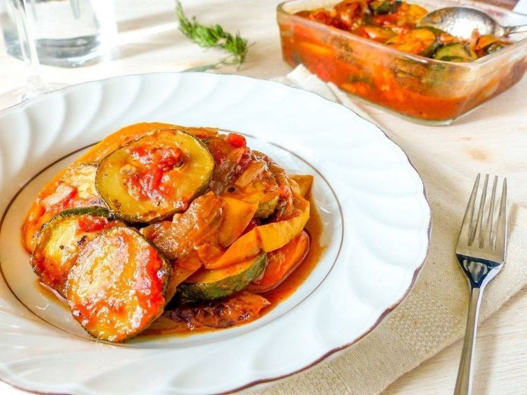 ラタトゥイユを盛ったお皿とフォーク