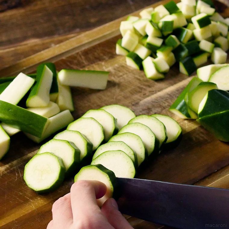 ズッキーニを切る様子