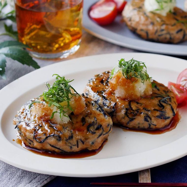 白い楕円の皿に盛られた豆腐ハンバーグ2つ