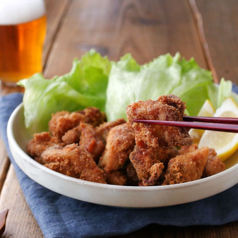 白い器に盛り付けられた高野豆腐衣のからあげ