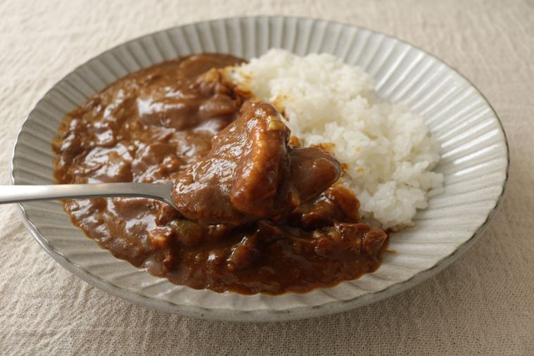 カレーライスをすくっているスプーン