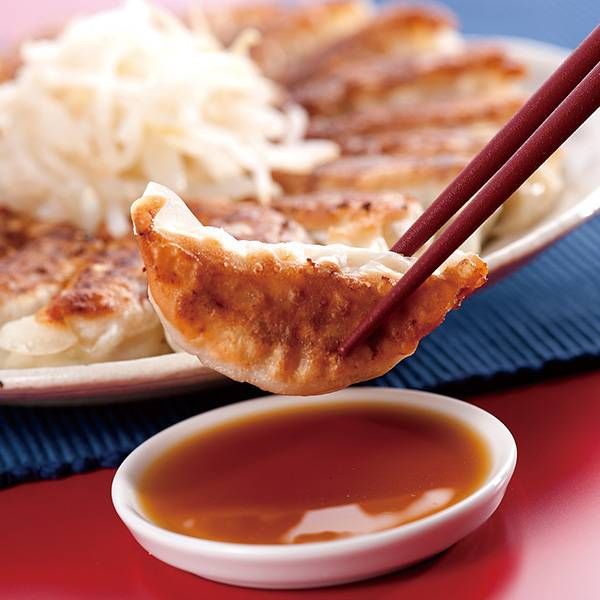 .マルマツの浜松餃子を餃子のタレに付けるところ