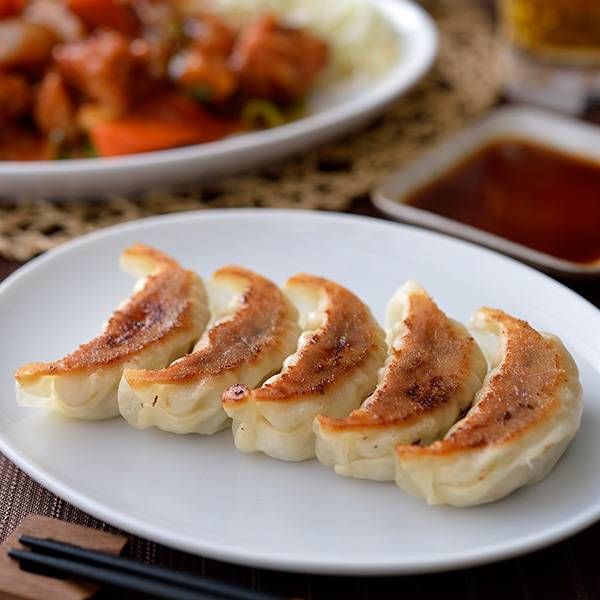 .マルマツの浜松餃子が白い器に盛られている