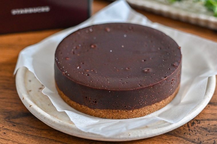 お皿にのったスターバックスのSTARBUCKS®チョコレートケーキ