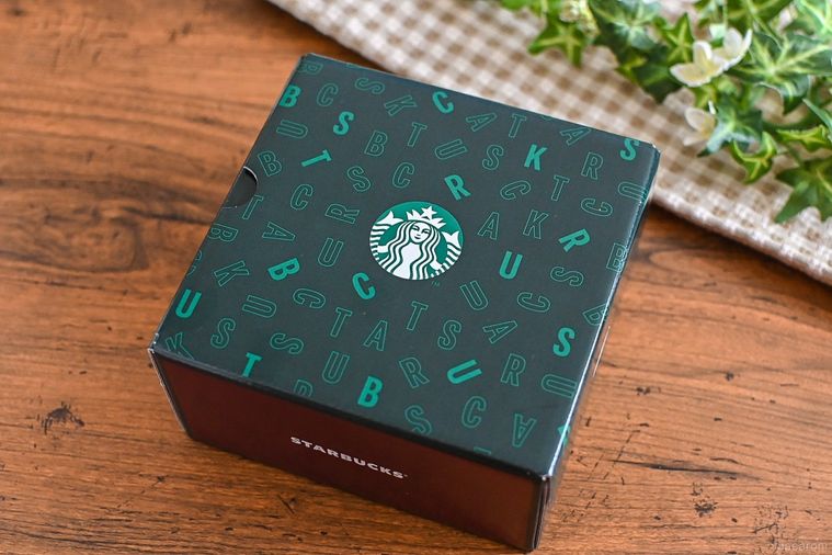 スターバックスのSTARBUCKS®チョコレートケーキのパッケージ