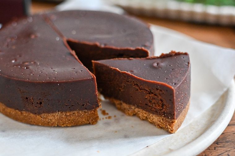 スターバックスのSTARBUCKS®チョコレートケーキの切り分けたところ