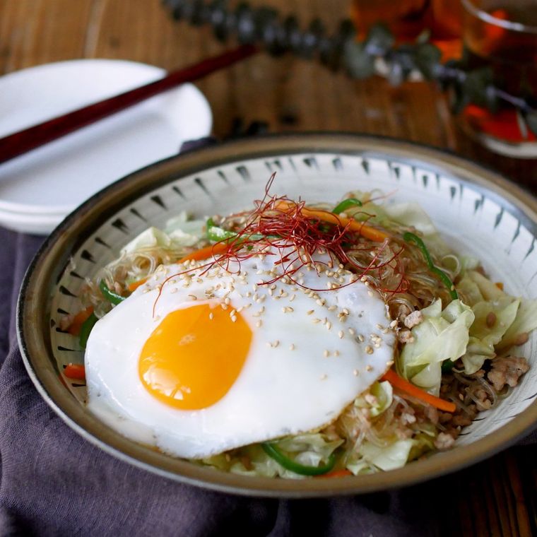 丸皿に盛られたてりたま春雨炒め