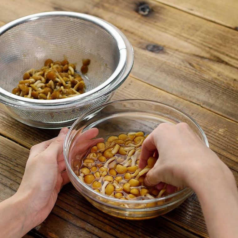 なめこのぬめり取りをしている