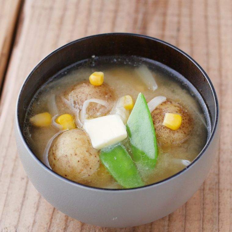 黒いお椀によそったじゃがバターコーンの味噌汁