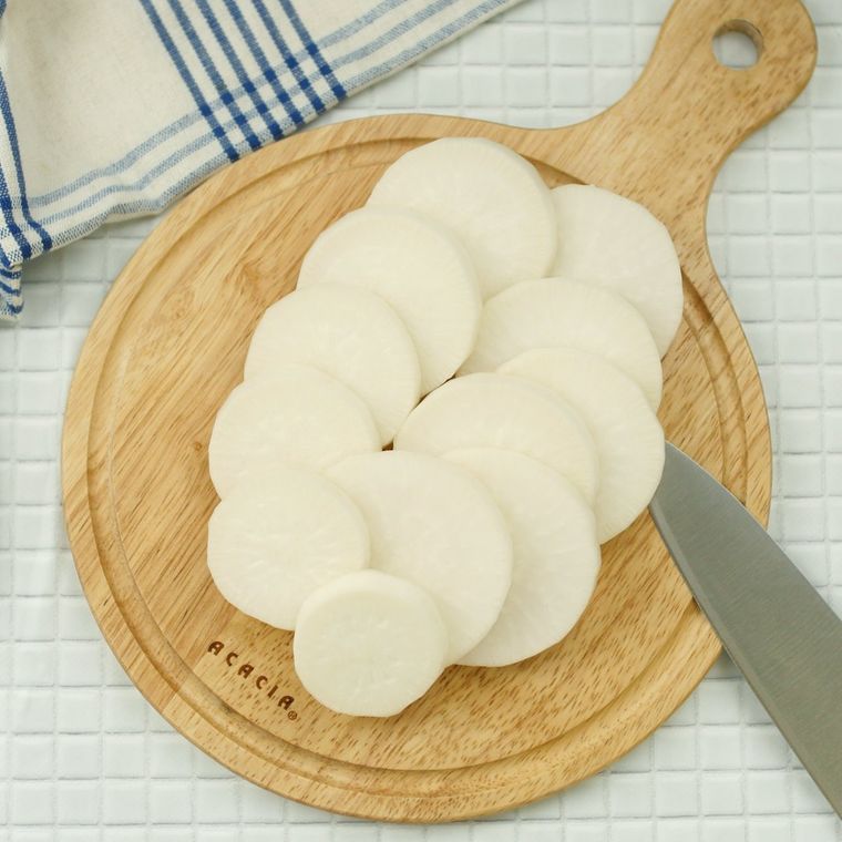 木のまな板に並べた輪切りの大根