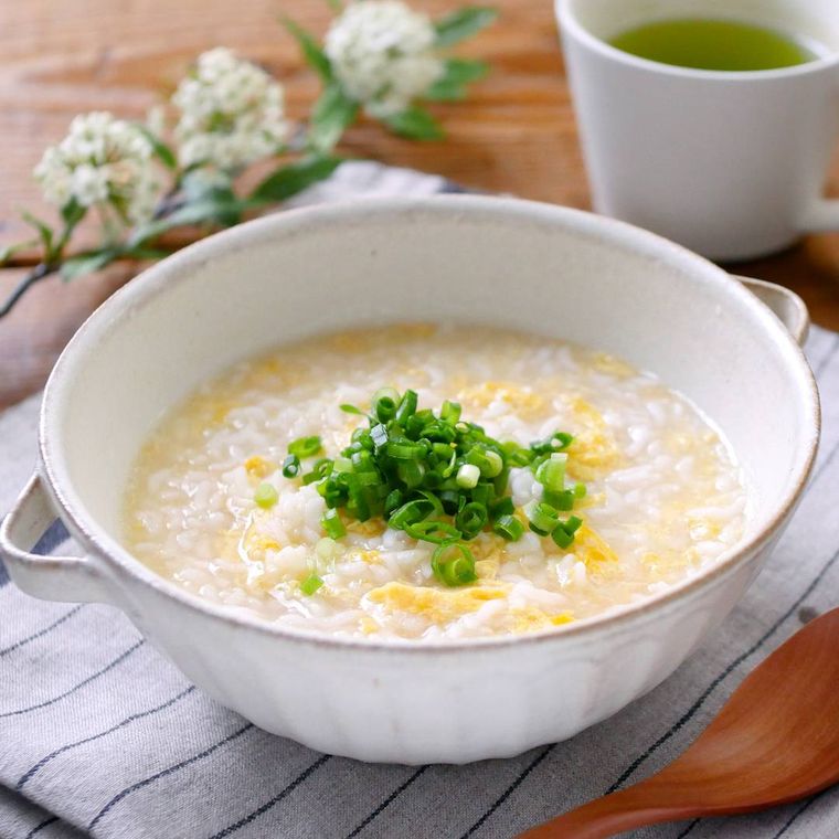 ねぎがトッピングされた卵雑炊