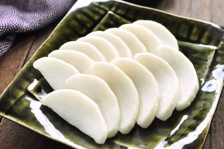 深緑色の角皿に盛り付けられたたくあん