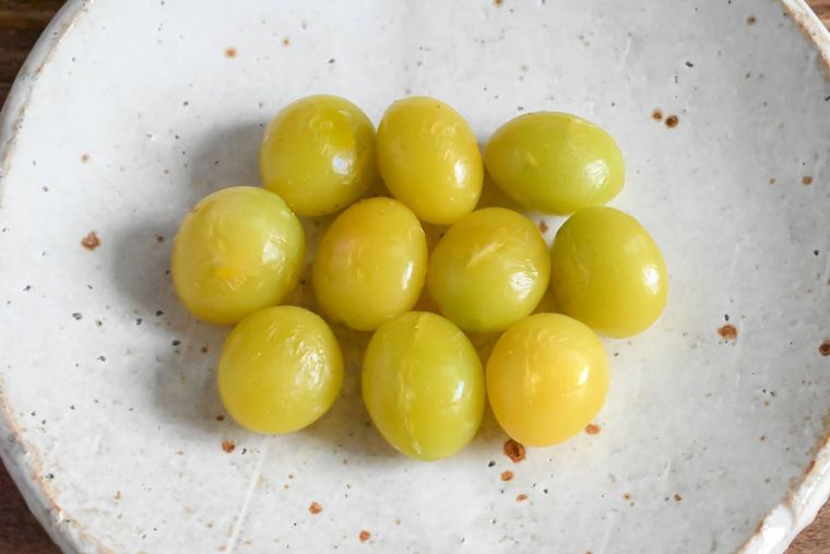 陶器の皿にのった銀杏