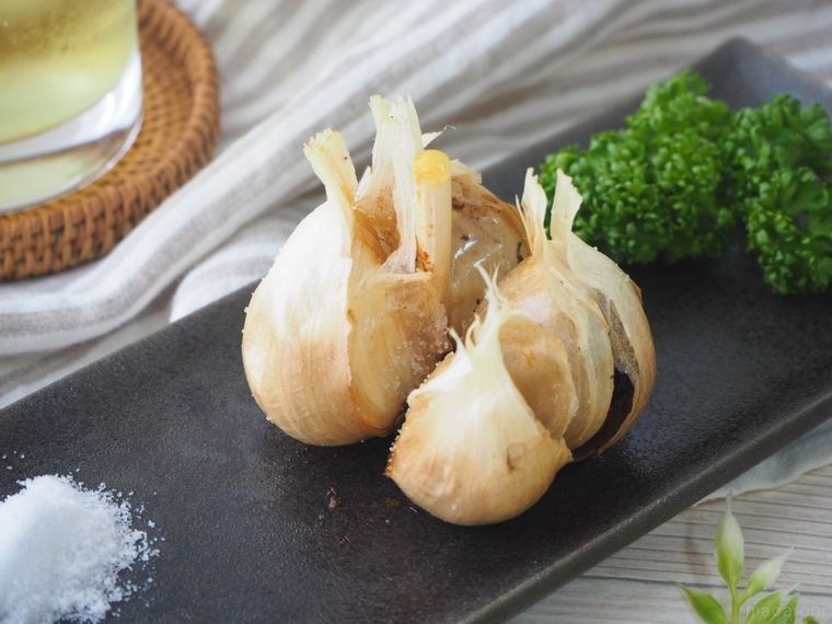 4つに割れたにんにくの素揚げ