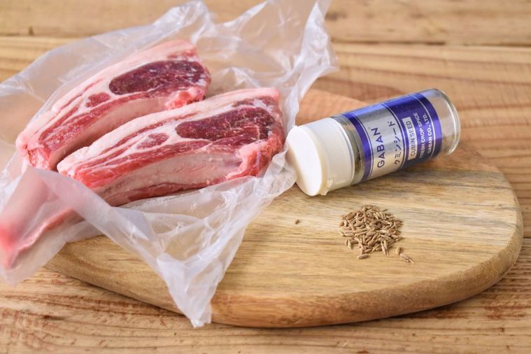 プレートの上の骨付きラム肉2本とクミンシード