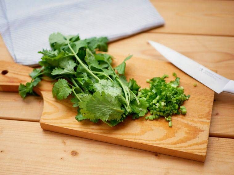 木材ボードの上に置かれたパクチー