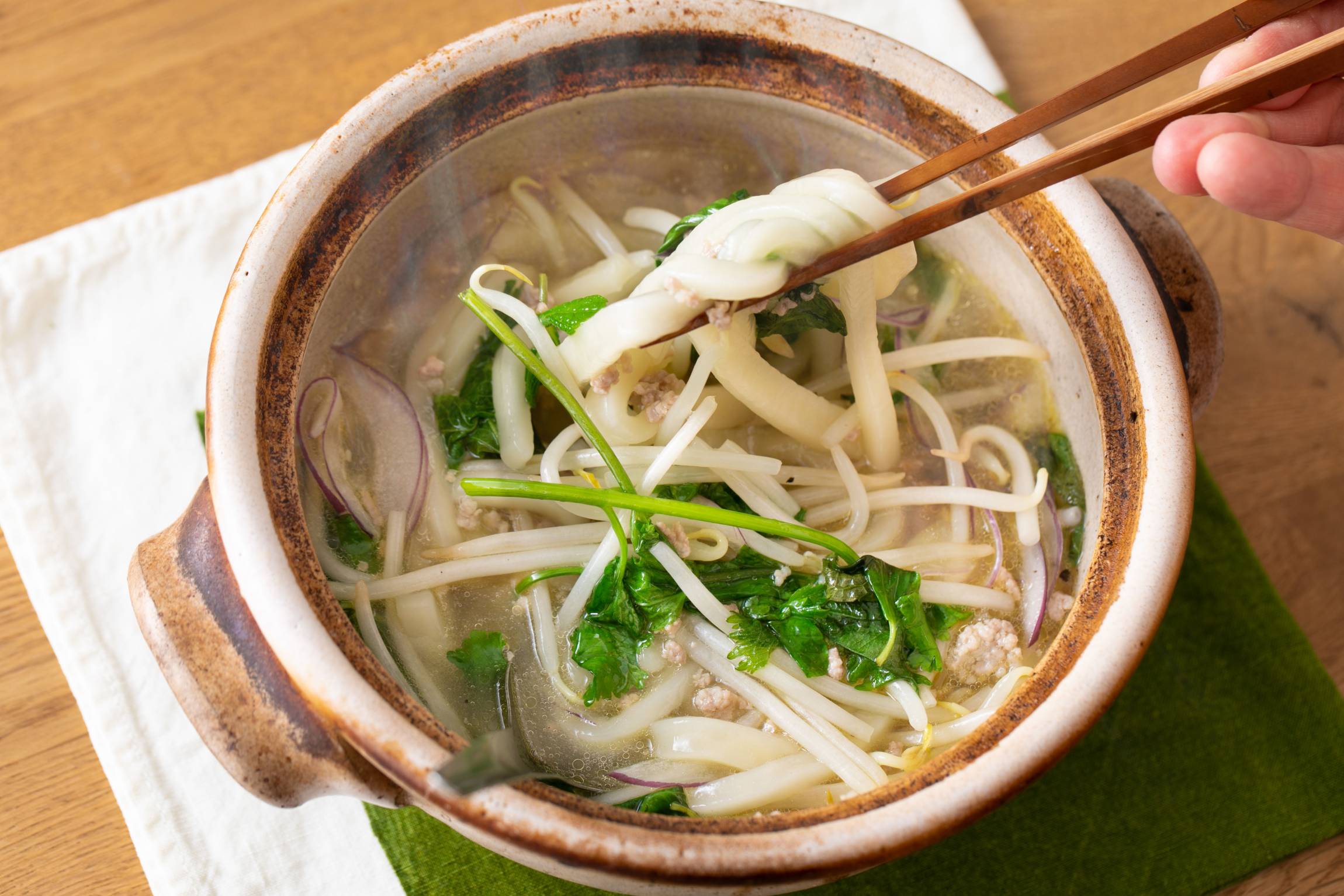 冷凍麺を格上げ 炒めて煮込むだけの フォー風うどん 渡辺康啓さん考案 Macaroni