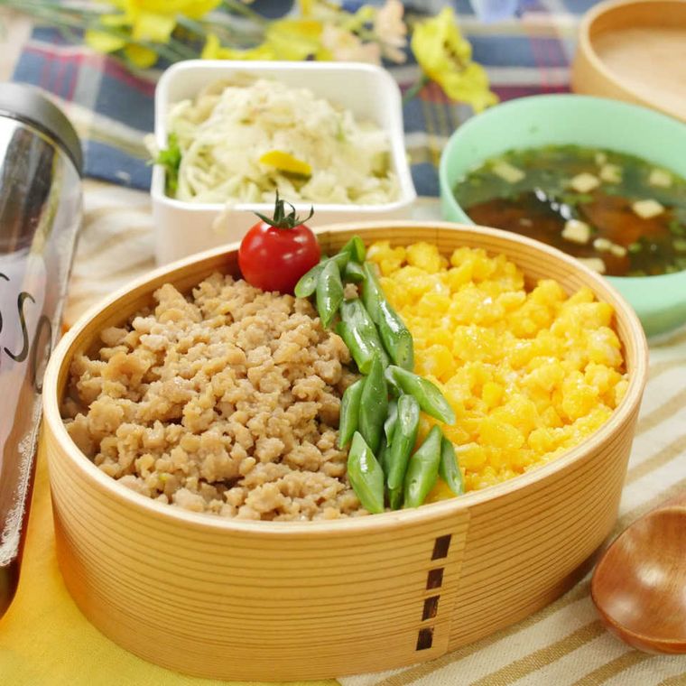 鶏そぼろ、さやいんげん、卵そぼろの3色弁当がある食卓