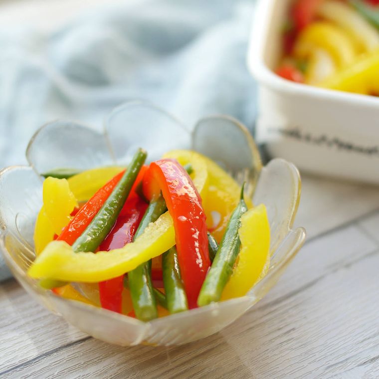 ガラスの器に盛り付けたいんげんとパプリカのマリネ