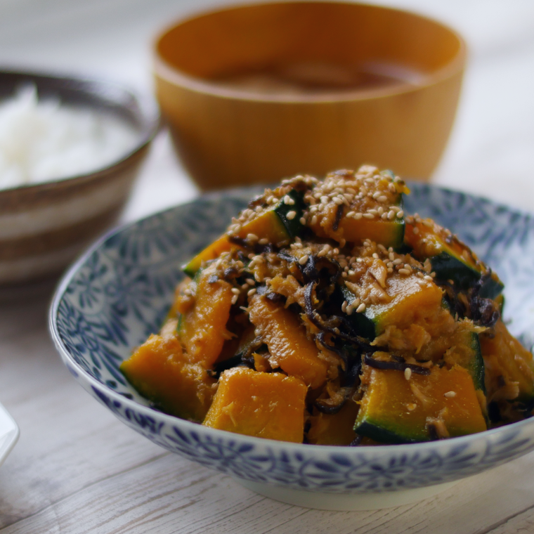 食卓のイメージかぼちゃの煮物が並んだ食卓