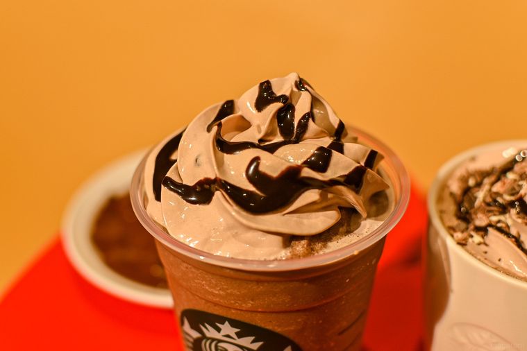スタバ初の生チョコホイップ!バレンタイン第1弾の新作フラペチーノ®は濃厚の極みの画像