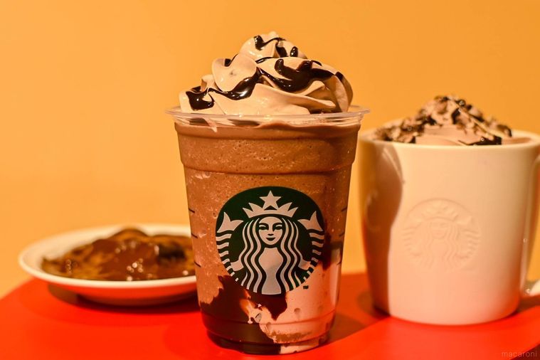 スターバックスのトリプル 生チョコレート フラペチーノ®を正面からアップで