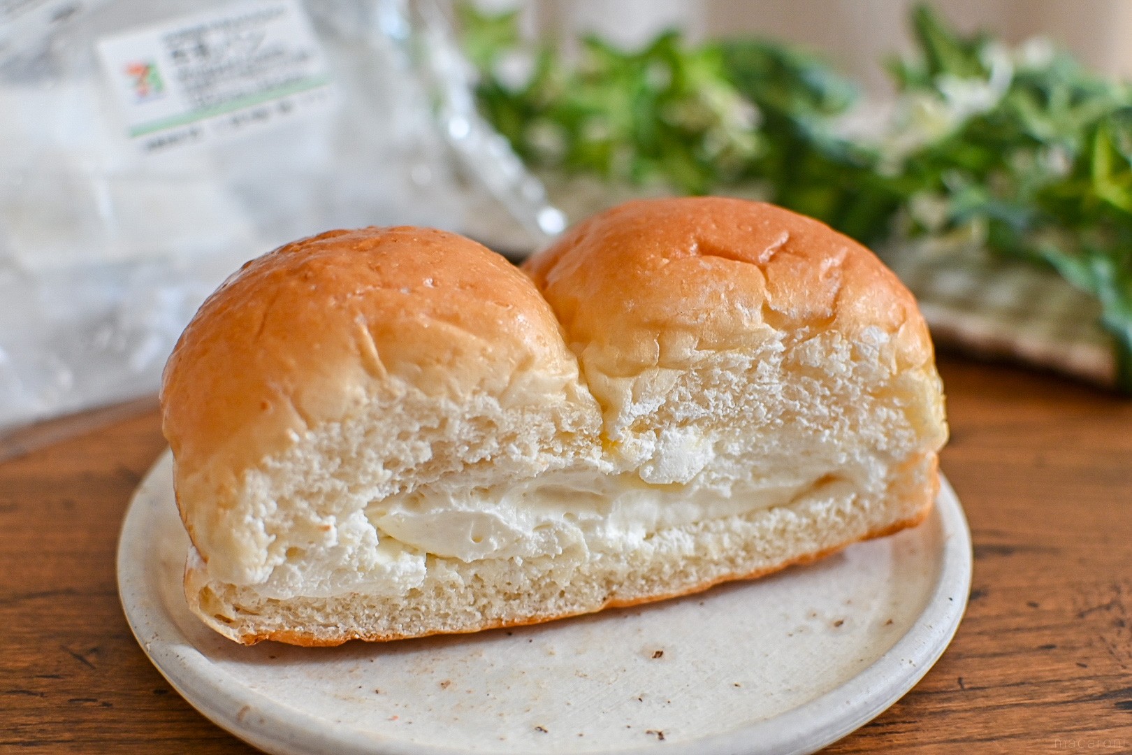 セブンに北海道のご当地パン風 牛乳パン が登場 クリームぎっしりのふわふわ食感にうっとり Macaroni