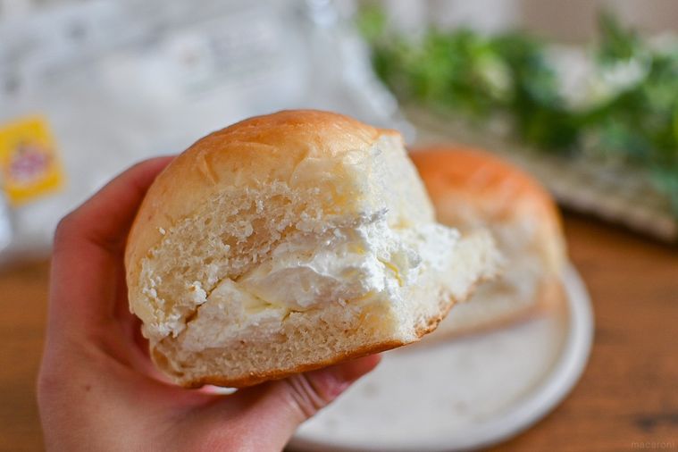 セブンに北海道のご当地パン風「牛乳パン」が登場!クリームぎっしりのふわふわ食感にうっとりの画像