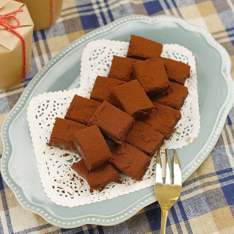 水色のオーバル皿にのせた生チョコ