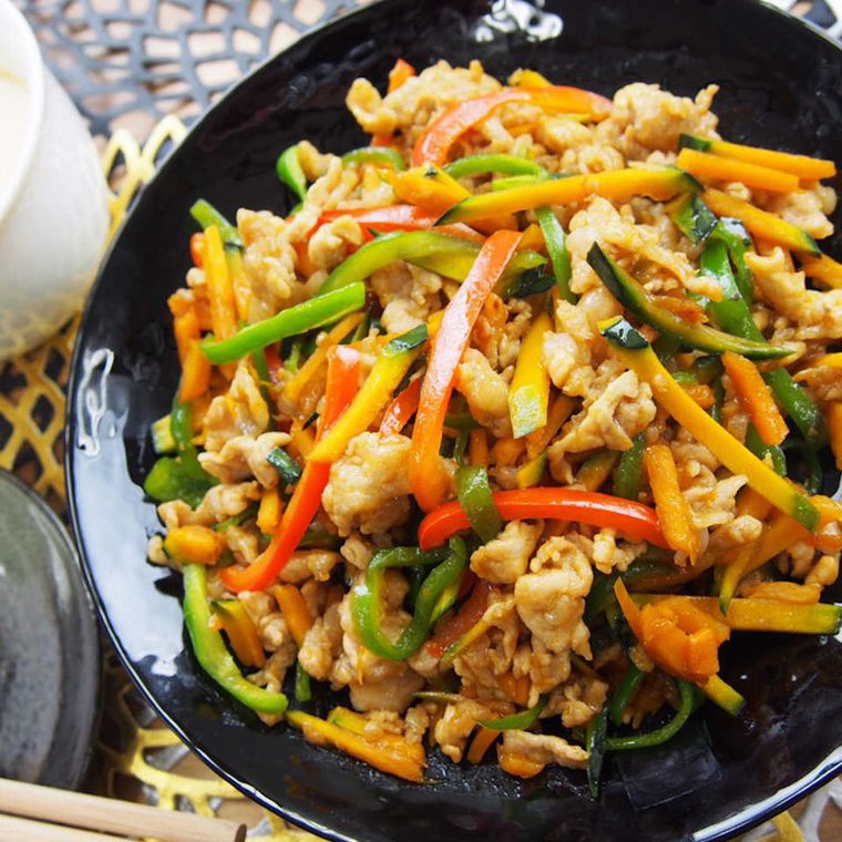 黒い皿に盛り付けられたかぼちゃのチンジャオロース