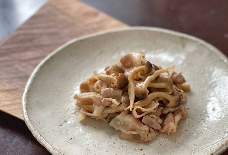 和食器に盛り付けられた豚肉としめじのマヨポン炒め