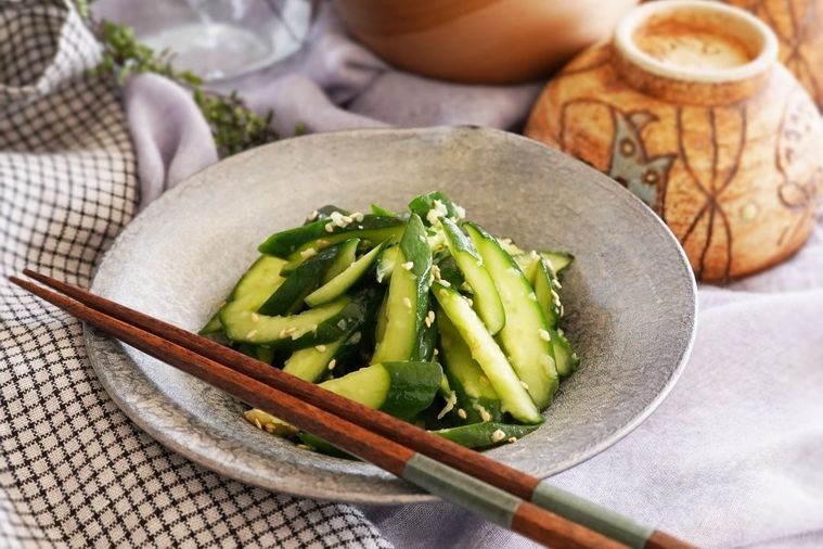 和食器に盛り付けられたきゅうりナムル