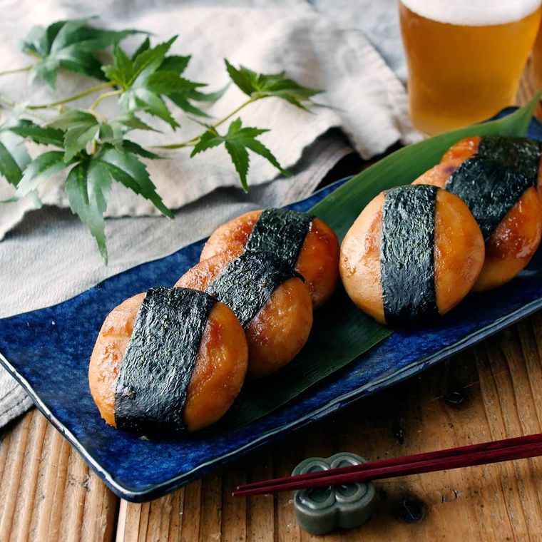 紺色の角皿に盛り付けられたおからの磯部餅