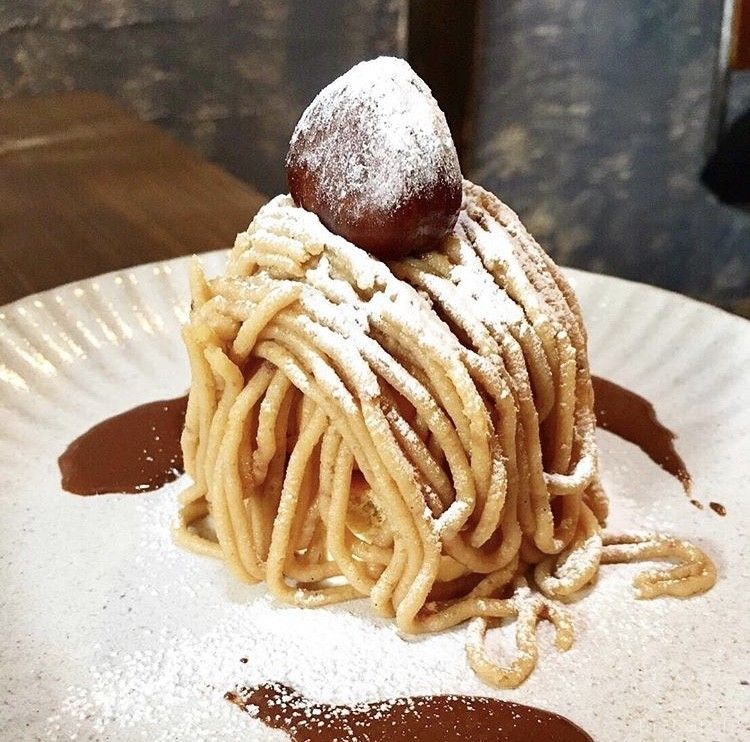 白いお皿の上にのる菓子工房スイーツ カフェ キョウト ケイゾーの賞味期限10分モンブラン