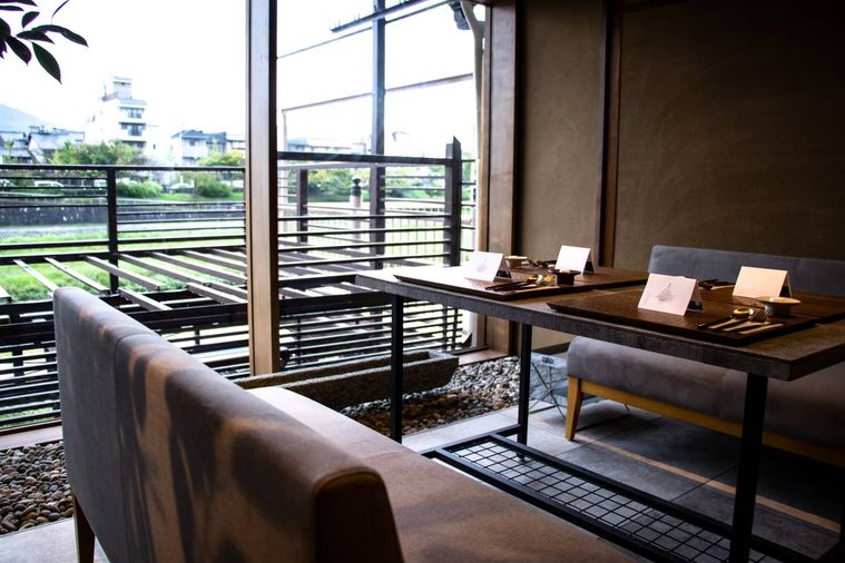 温かみのある雰囲気で鴨川を望めるソファー席