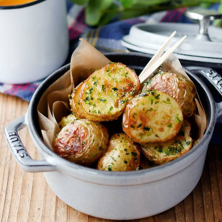 STAUB鍋に盛り付けたのり塩コンソメポテト