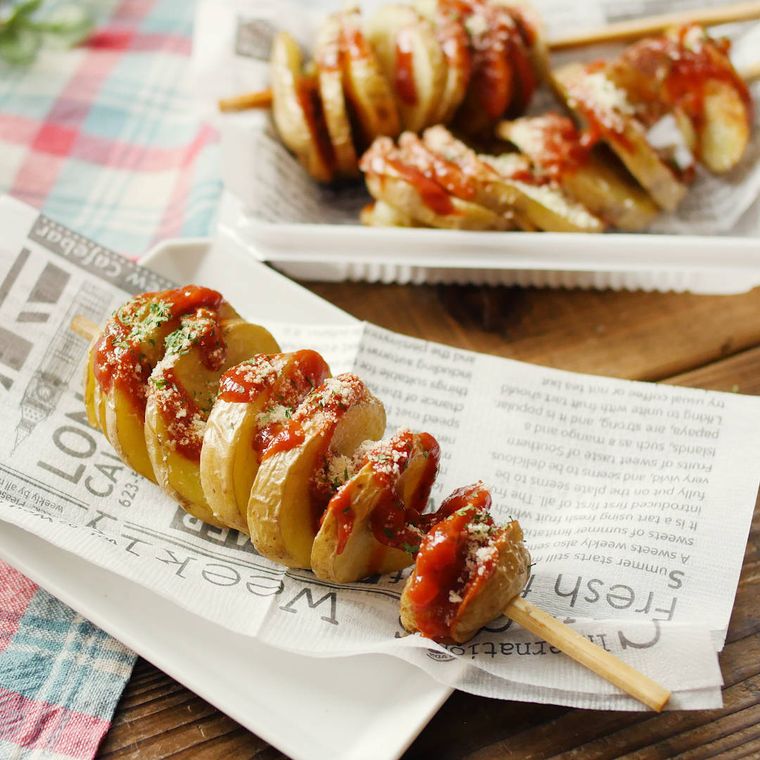 ワックスペーパーに盛り付けたトルネードピザポテト