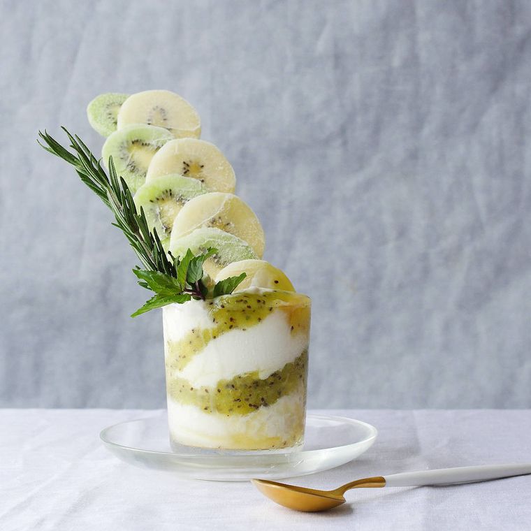 グラスに盛り付けたフローズンフルーツリー