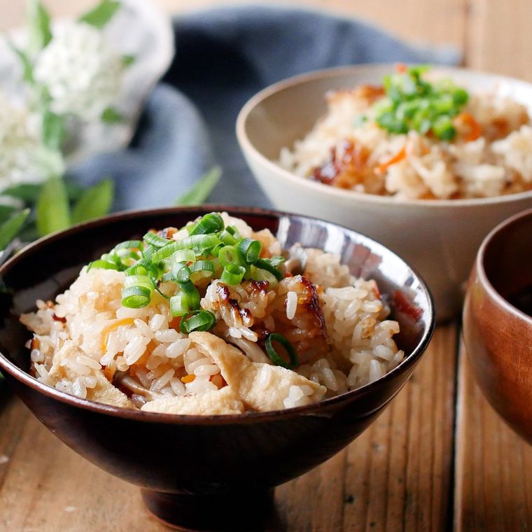 ワイン色の茶碗に盛りつけられた切り干し大根の炊き込みごはん