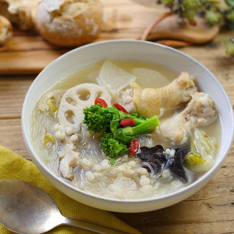 白い器に盛り付けられた、参鶏湯風スープ