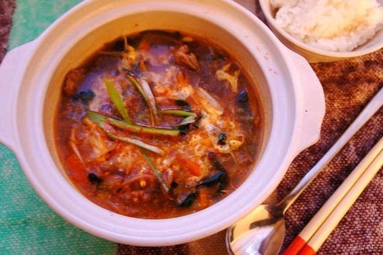 鍋に入ったユッケジャンスープ