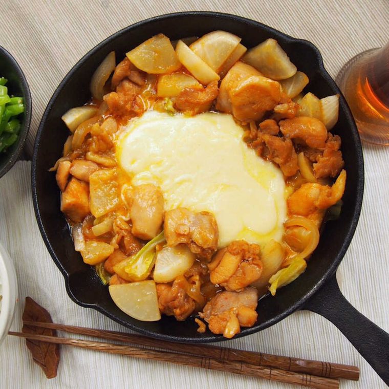 スキレットに盛り付けられた、タッカルビ