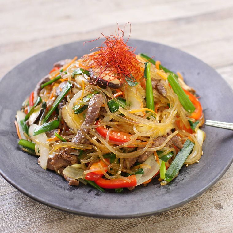 黒い皿に盛り付けられた、チャプチェ