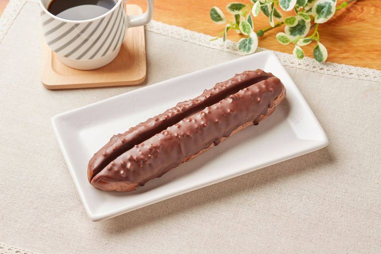ファミマに「小枝みたいなパン」新登場!本家の約50倍の大きさでサクサク食感がたまらないの画像