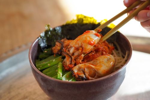 和えるだけで本場韓国の味 牡蠣キムチ丼 タカハシユキさん考案 2ページ目 Macaroni