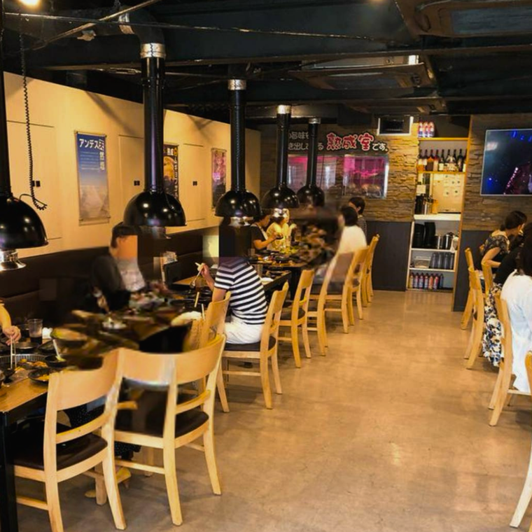 120席もの広々とした空間、スタイリッシュなデザイン