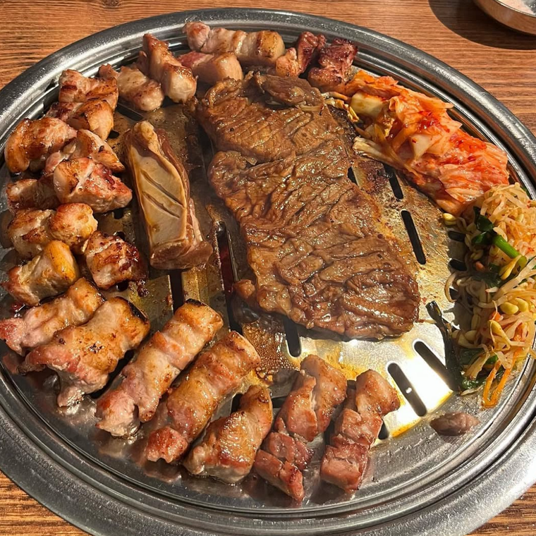 鉄板にたっぷり敷き詰められたサムギョプサル