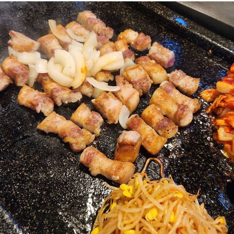 生サムギョプサルと野菜を並べたプレート