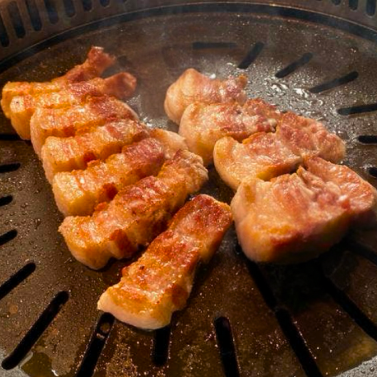 岩手県産のブランド豚岩中豚を使用、ひと口サイズにカットされたサムギョプサル